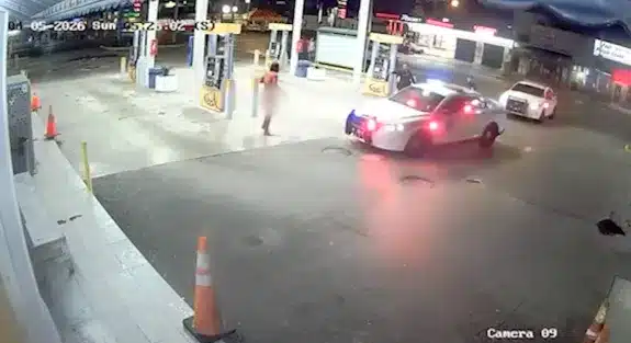 เมื่อวันที่ 5 เมษายน 2569 ตำรวจพบชายคนหนึ่งเปลือยกายและถูกแทงที่ปั๊มน้ำมันแห่งหนึ่งในไมอามี