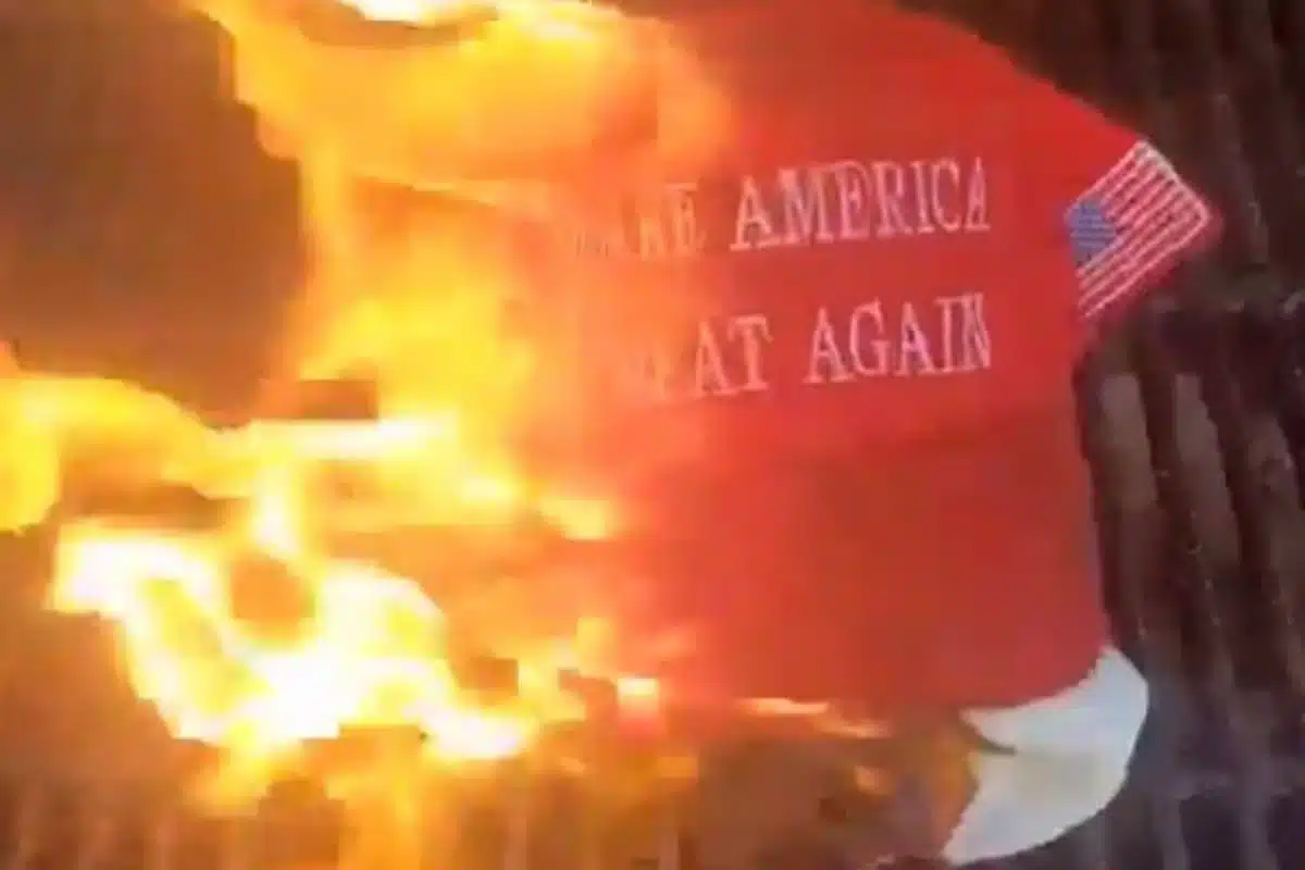 ทรัมป์โพสต์รูป AI ตัวเองเป็นพระเยซูพร้อมวิจารณ์โป๊ปลีโอที่ 14 จนฐานเสียงรับไม่ได้แห่เผาหมวก MAGA ประท้วงหลายคลิป