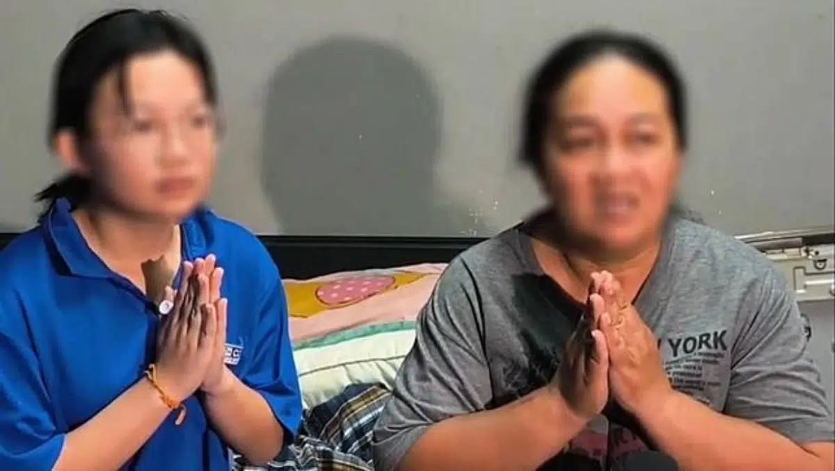 น้องเบญเก็บขวดกับคุณแม่