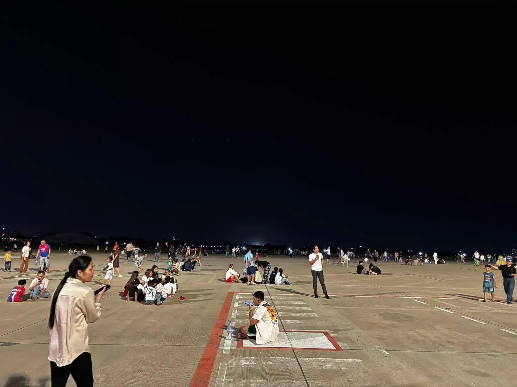 สงกรานต์เขมรคึกคัก ประชาชนนั่งปิกนิกเต็มรันเวย์สนามบิน ฉลองปีใหม่