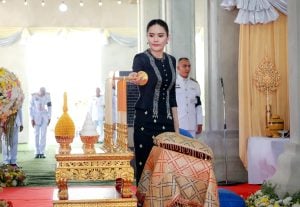 งดงาม เจ้าจอม พลโทหญิง ท่านผู้หญิงอรอนงค์ ผู้แทนพระองค์ พิธีทอดผ้าป่าสามัคคี