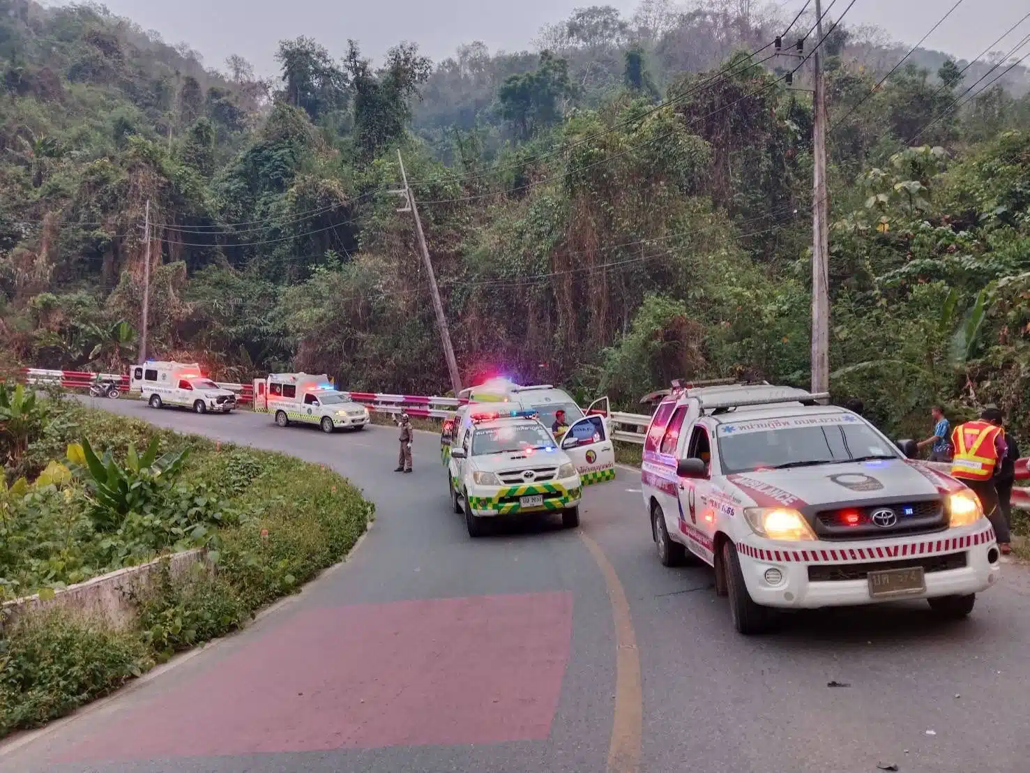 อุบัติเหตุ กระบะติดคอกแหกโค้งห้วยเย็น