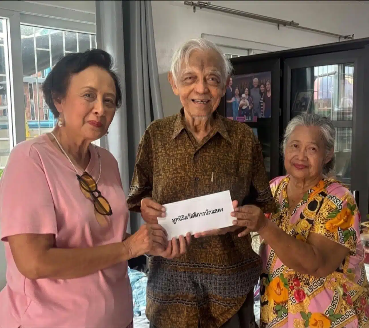 นักแสดงในวงการช่วยเหลือ วิศิษฐ์ ยุตติยงค์