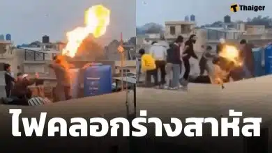 วินาทีชีวิต! หนุ่มโชว์พ่นไฟพลาดท่า ไฟคลอกท่วมร่างปางตายต่อหน้าเพื่อน