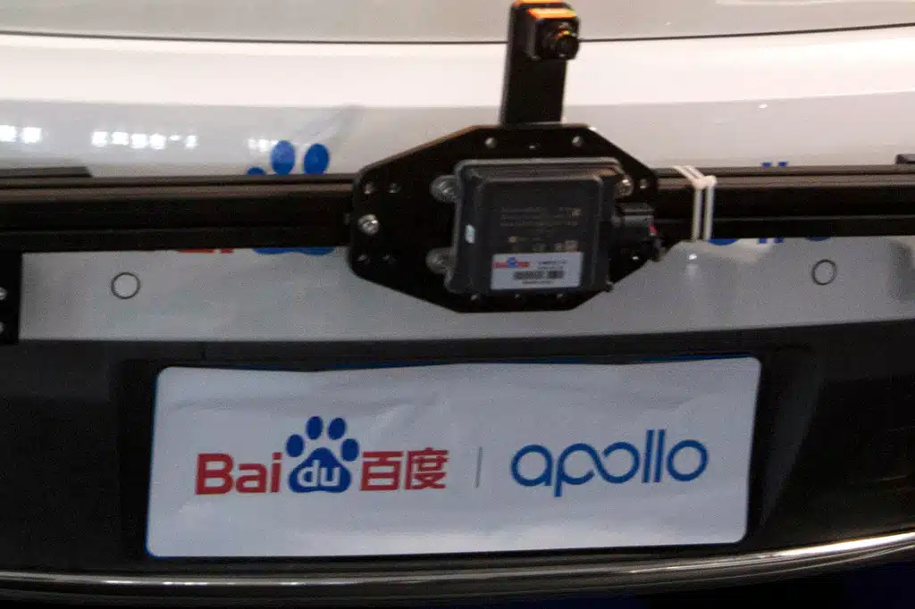 โลโก้ของ Baidu และแพลตฟอร์มขับขี่อัตโนมัติ Apollo ปรากฏในงาน Baidu Create 2018 ที่จัดขึ้นในกรุงปักกิ่ง เมื่อวันที่ 4 ก.ค. 2561(AP Photo/Ng Han Guan, File)
