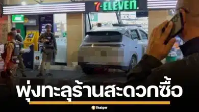 รถอีวีเสียหลัก พุ่งทะลุ ร้านสะดวกซื้อ ย่านบางลำพู กวาดสามล้อ-ร้านอาหารพังยับ