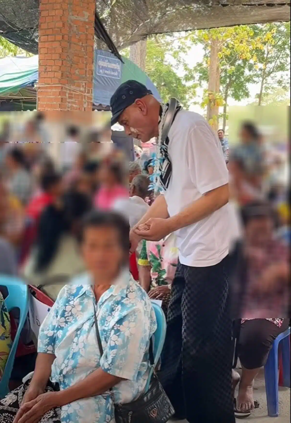 ชาดา แจกเงิน