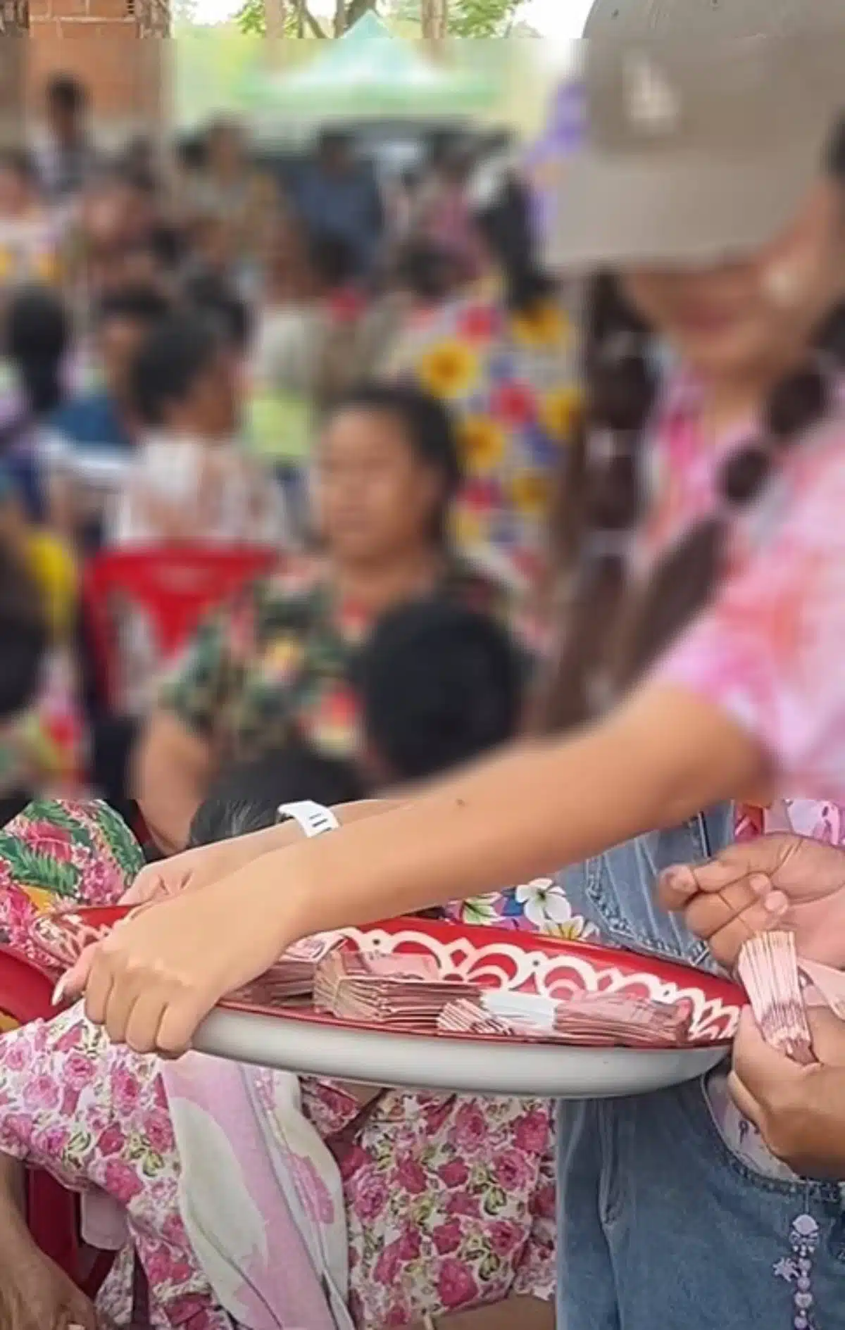 ชาดา แจกเงินผู้สูงอายุ 950 คน ที่วัด