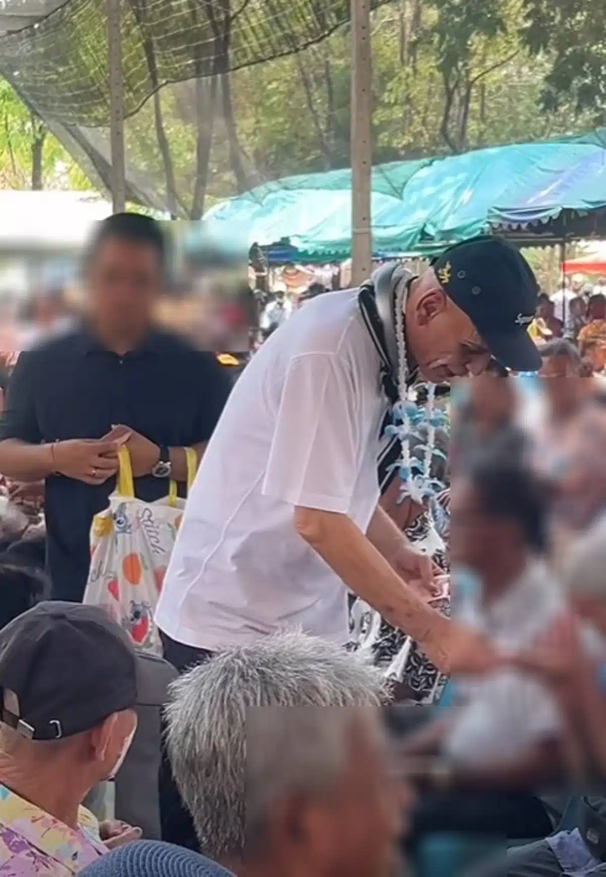 ชาดา แจกเงินผู้สูงอายุ 950 คน