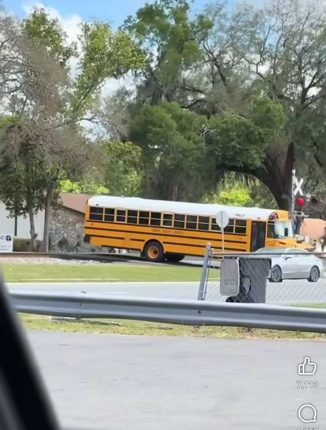 ตำรวจรัฐฟลอริดาตั้งข้อหาคนขับรถโรงเรียน 29 กระทงหลังขับรถพุ่งตัดหน้าขบวนรถไฟ จนเด็กเกือบสามสิบชีวิตเสี่ยงตาย 