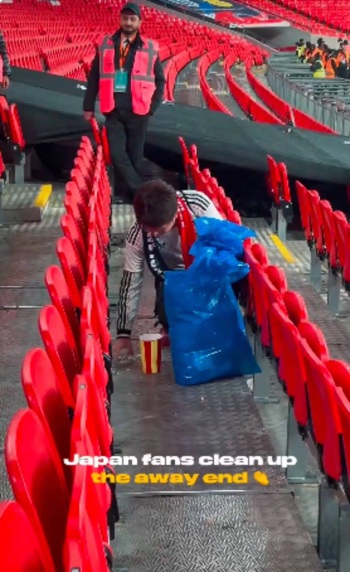 แฟนบอลญี่ปุ่นเก็บขยะ เกมกระชับมิตรทีมชาติอังกฤษ