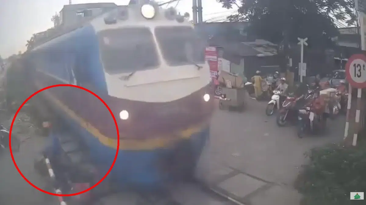 ขี่จยยข้ามราวกั้นตอนที่รถไฟกำลังมา