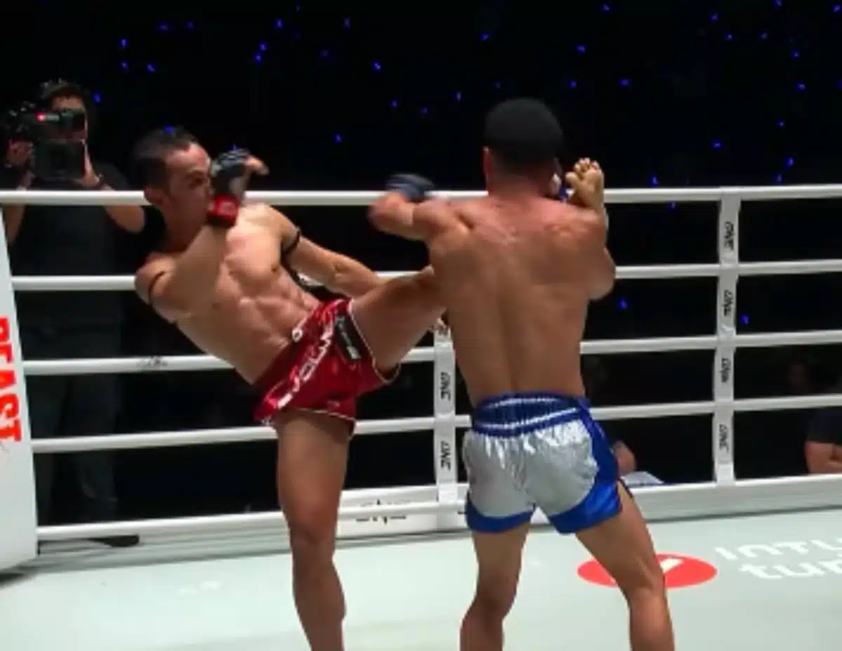 สามเอก้านคอชนะน็อกคู่ต่อสู้โมร็อกโก