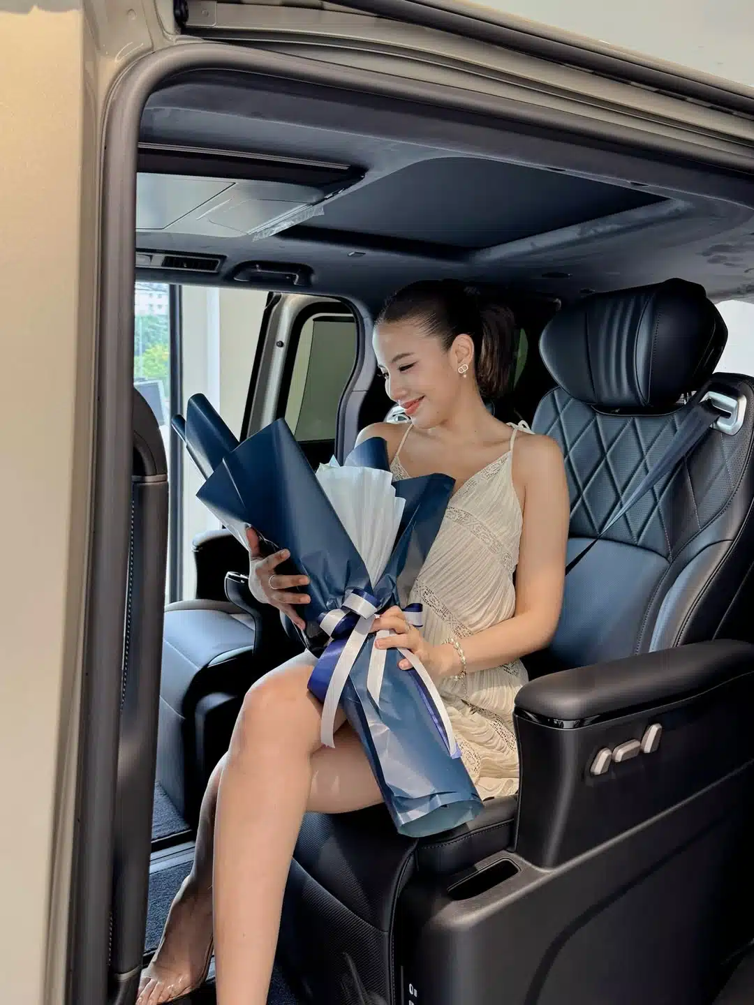 ใบเตย อาร์สยาม ถอยรถหรูคันใหม่-2