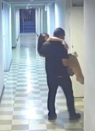 กล้องวงจรปิดจับภาพชายสวมเสื้อยืดสีดำ กางเกงขายาวสีดำ