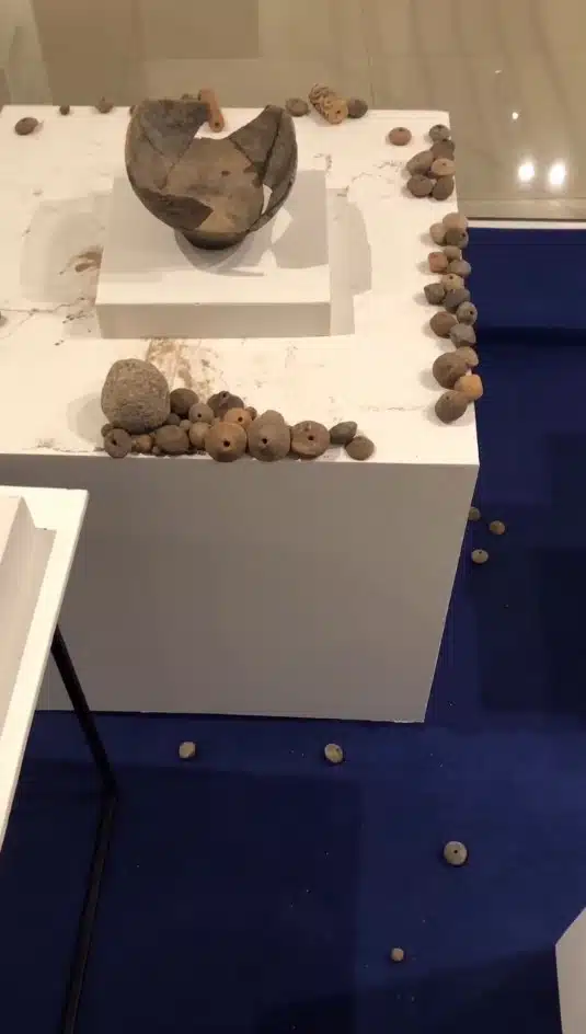 ดร.คมกฤช ฤทธิ์ขจร ผู้ดูแลพิพิธภัณฑ์และนักวิจัยด้านประวัติศาสตร์ผ้า ได้เผยแพร่หลักฐานผ่านโซเชียลมีเดีย