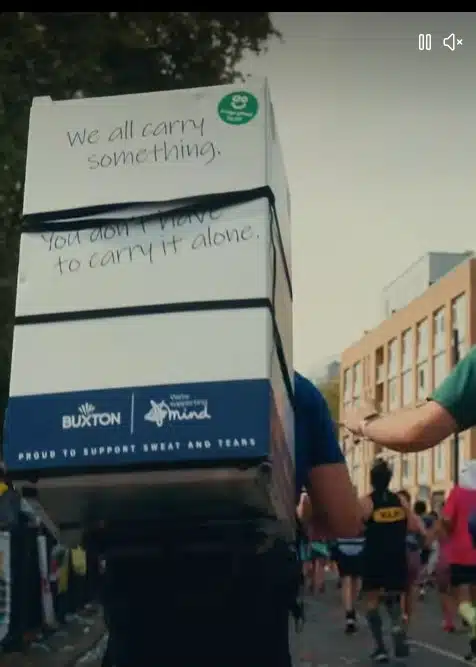 จอร์แดน อดัมส์ (Jordan Adams) ชายหนุ่มวัย 29 ปี ตัดสินใจท้าทายขีดจำกัดของตัวเองด้วยการแบกตู้เย็นน้ำหนักกว่า 25 กิโลกรัม