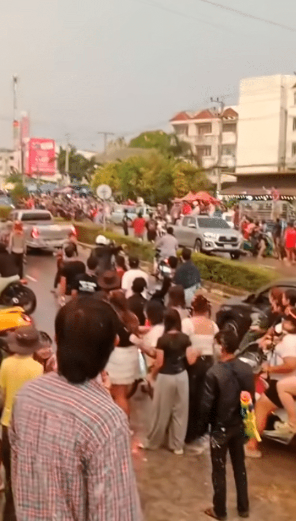 วัยรุ่นตีกันวันไหลที่จอมบึง จังหวัดราชบุรี