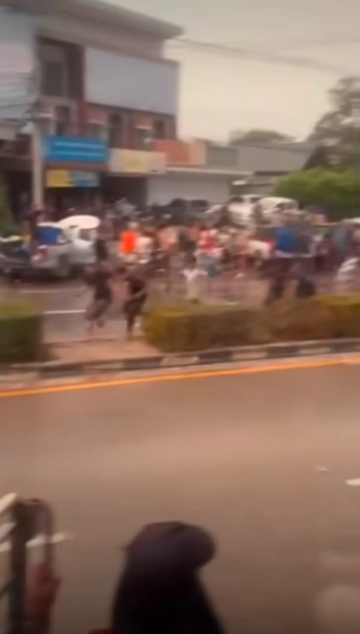 คลิปหลักฐานวันไหลจอมบึง ตีกัน