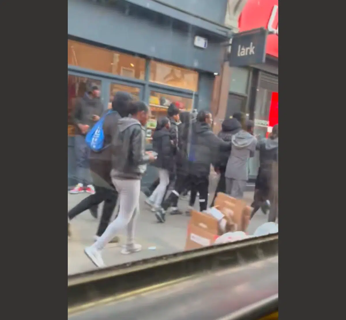 วัยรุ่นอังกฤษรวมตัวปล้น