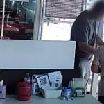 แต่งตัวดีไม่จ่ายค่ากะเพราปู 400