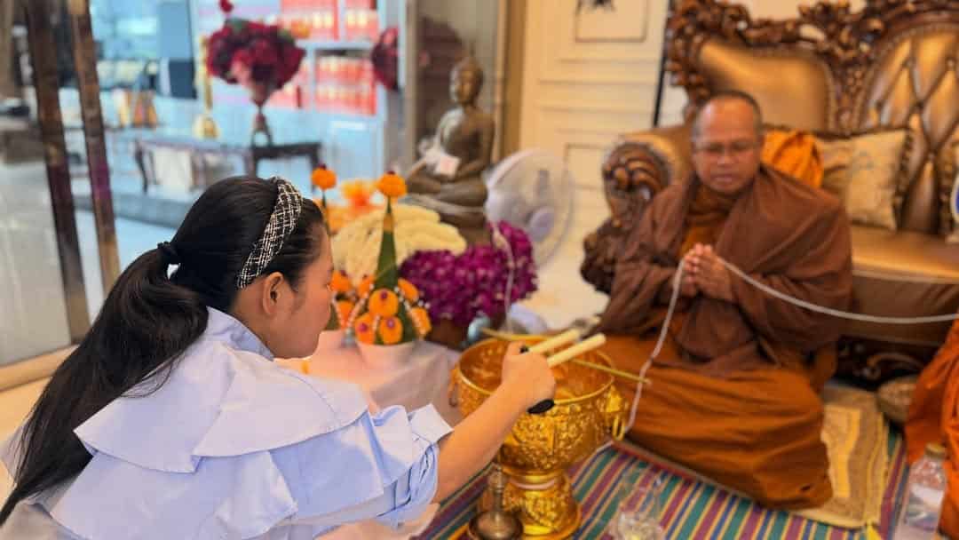 คอหวยส่องด่วน! ฮาย อาภาพร ทำบุญบ้าน เสริมสิริมงคล ไม่พลาดแจก เลขขันน้ำมนต์-2