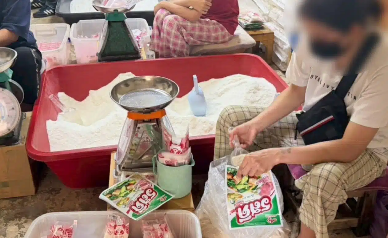 เจ้าหน้าที่ตำรวจ ปอศ. เข้าตรวจค้นบ้านพักย่านบางขุนเทียนซึ่งเป็นแหล่งผลิตผงชูรสปลอม