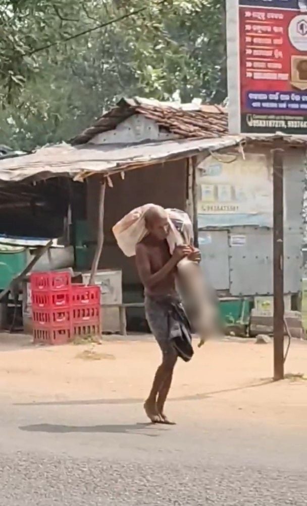 ชายอินเดียแบกห่อผ้าบรรจุโครงกระดูกพี่สาวเดินเท้าไปธนาคาร