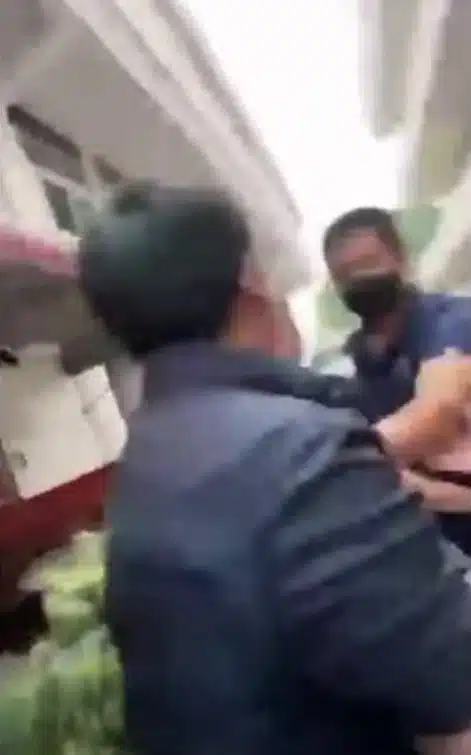 หนุ่มเสื้อแดงถูกชายรายหนึ่งตบหัวอย่างแรง