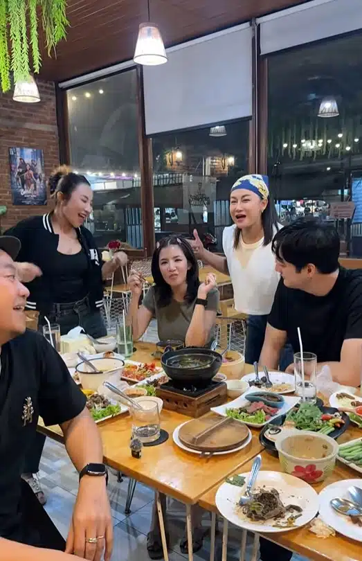 ช็อตเด็ด ใบเตย นั่งข้าง ฟิล์ม รัฐภูมิ ร่วมเฟรมศิษย์ RS กับ อี๊ด โปงลางสะออน-4