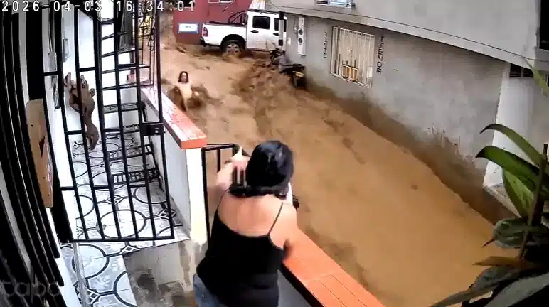 ดราม่า หญิงวิดีโอคอล ขณะชาวบ้านถูกน้ำป่าซัดหายต่อหน้า ชาวเน็ตถกเสียงแตก-1