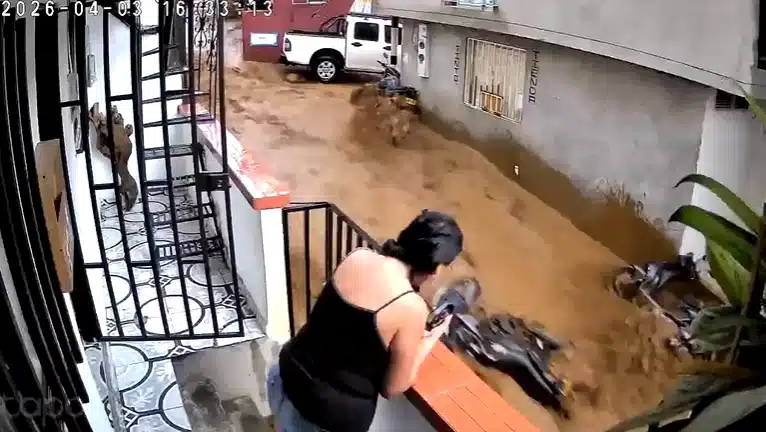 ดราม่า หญิงวิดีโอคอล ขณะชาวบ้านถูกน้ำป่าซัดหายต่อหน้า ชาวเน็ตถกเสียงแตก-2