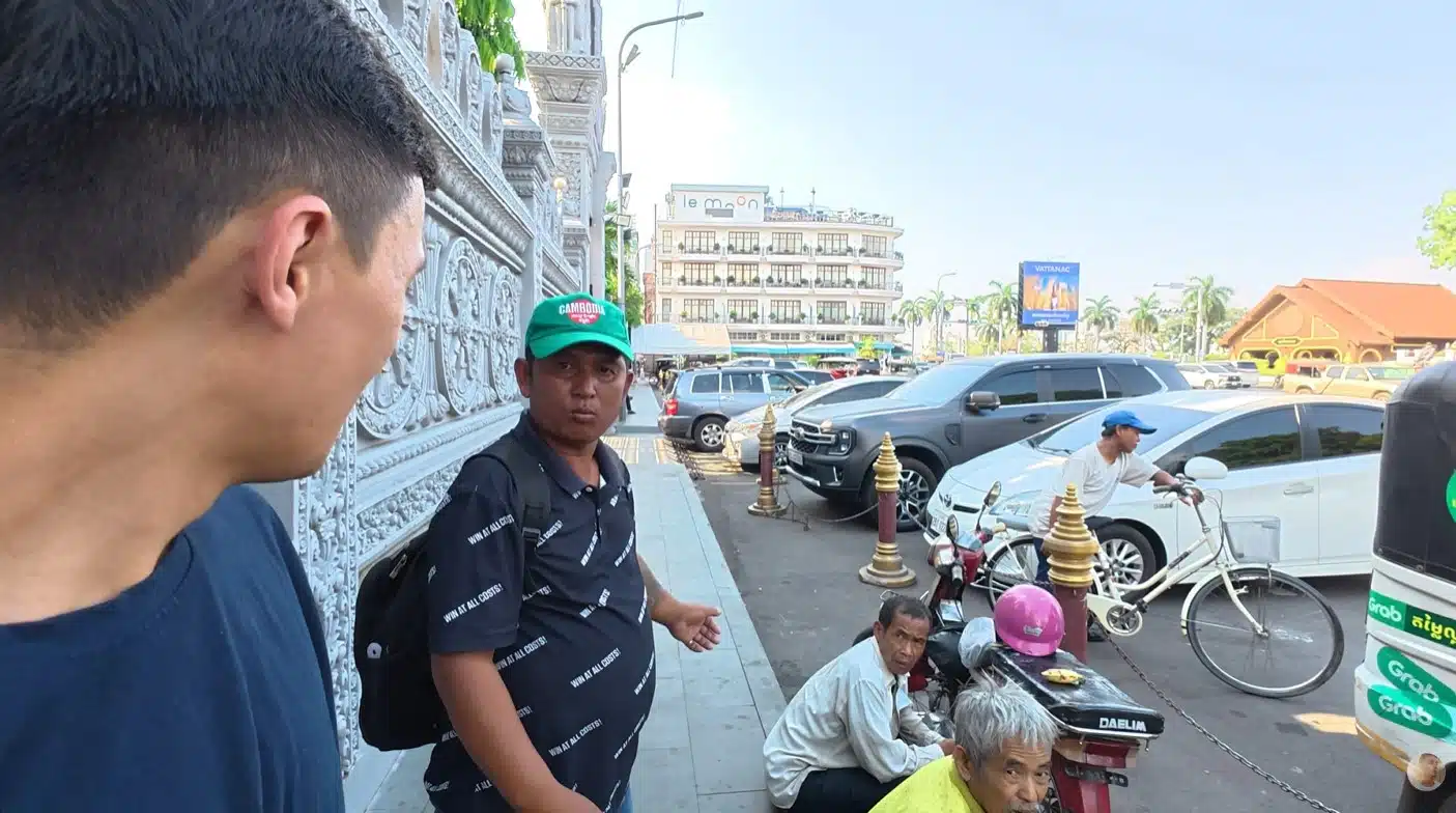 จังหวะตุ๊กตุ๊กเขมรกร่างใส่ยูทูบเบอร์ชาวต่างชาติ