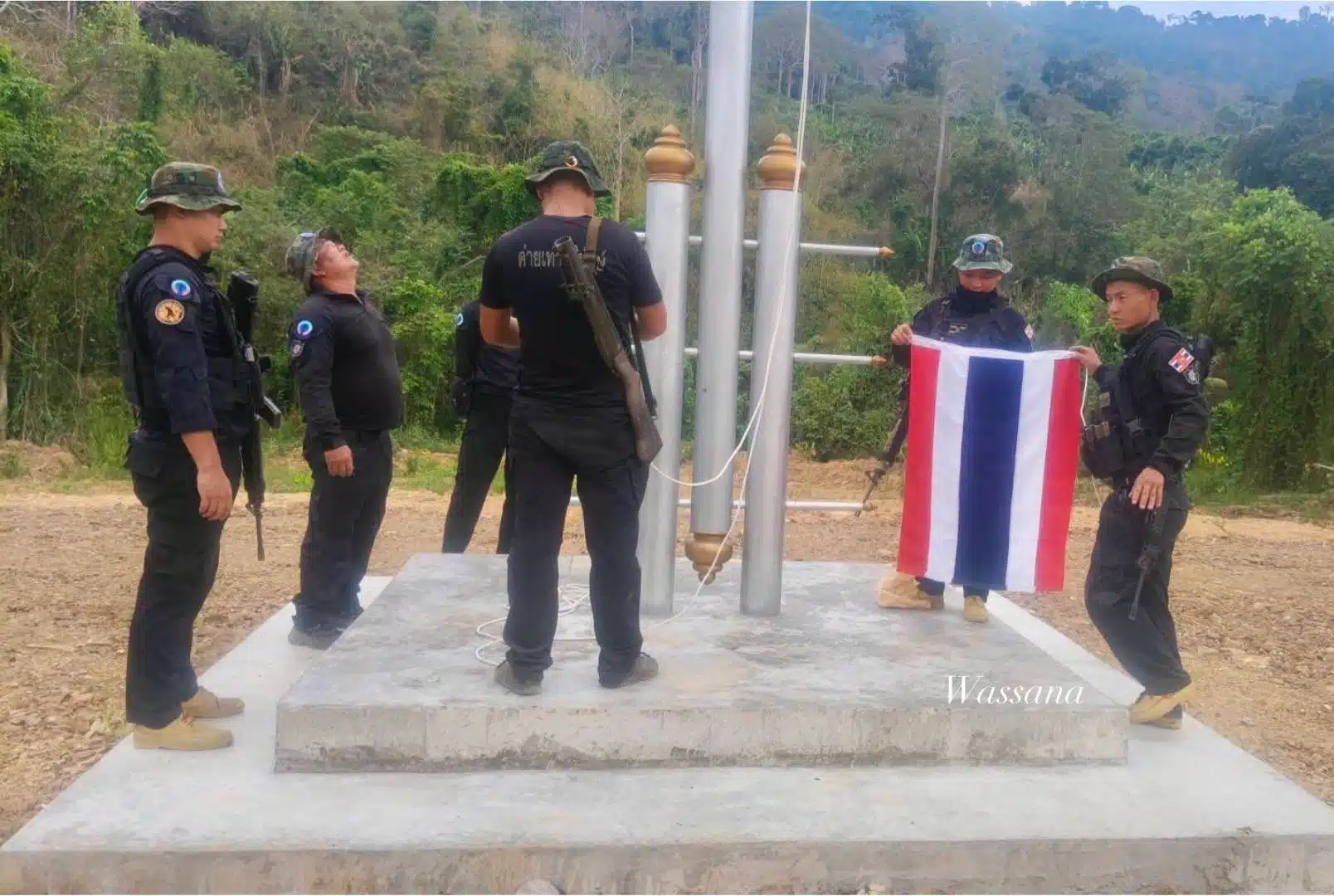 เจ้าหน้าที่หน่วยเฉพาะกิจนาวิกโยธินจันทบุรี นำธงชาติไทยผืนใหม่ขึ้นชักแทน