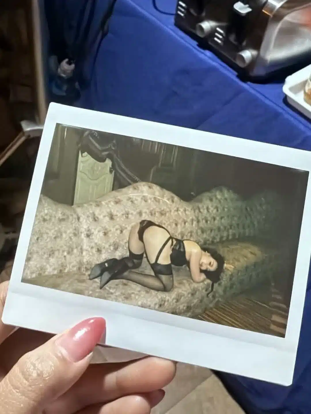 ทำถึง! ลำไย ไหทองคำ นอนก้งโค้งเหลียวหลัง ในชุดลูกไม้ดำ เซ็กซี่เกินบรรยาย-1