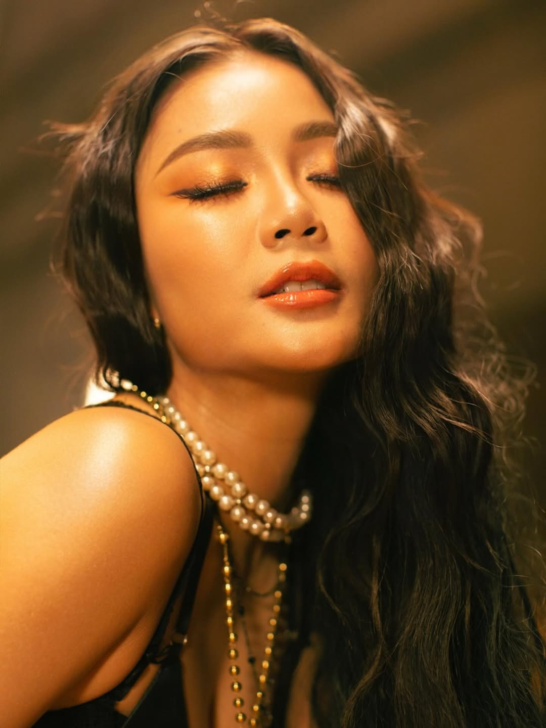 ทำถึง! ลำไย ไหทองคำ นอนก้งโค้งเหลียวหลัง ในชุดลูกไม้ดำ เซ็กซี่เกินบรรยาย-4