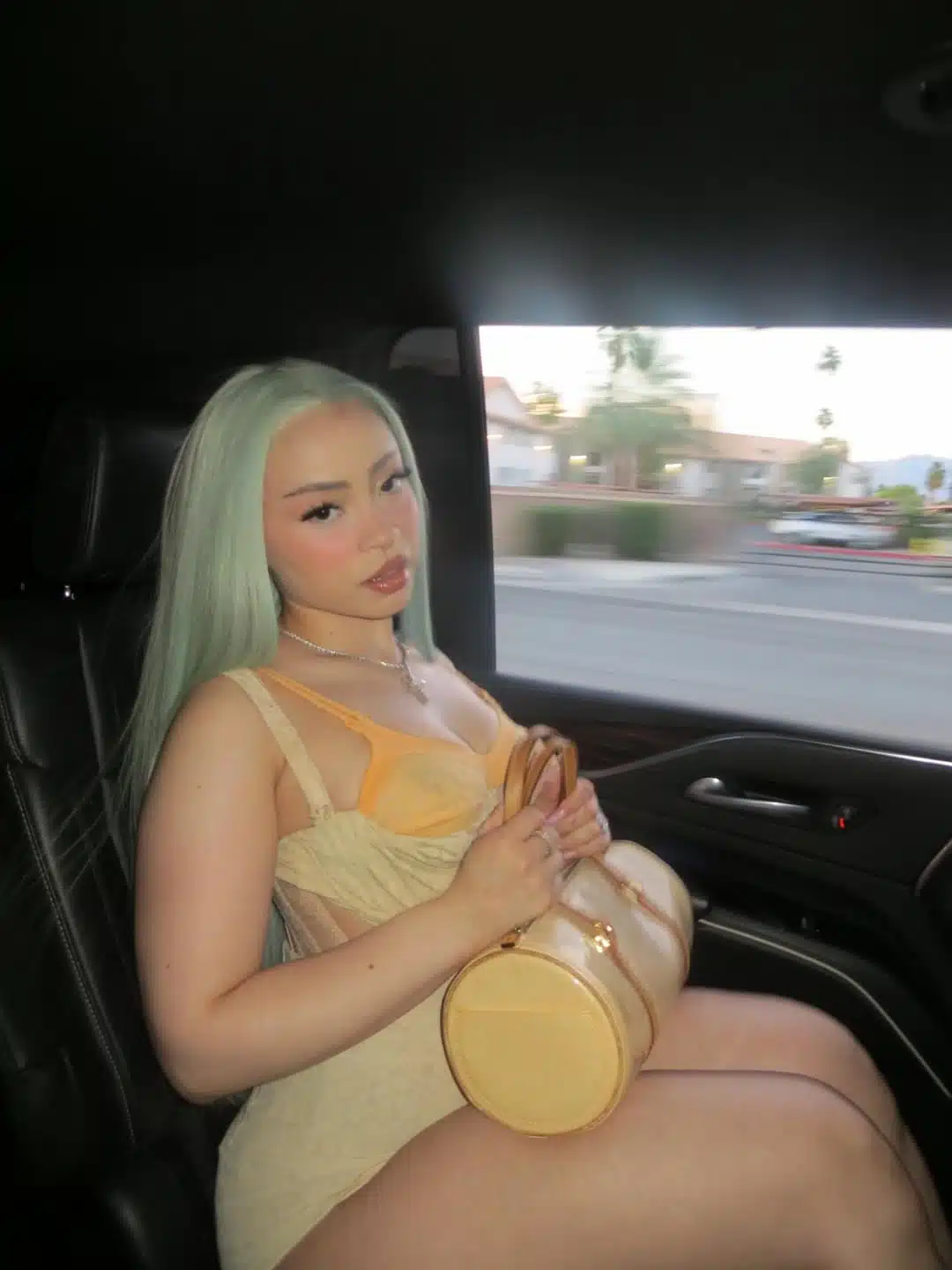 นักร้องดัง โดนแฟนคลับบุกตบ กลางร้านแม็คโดนัล-4