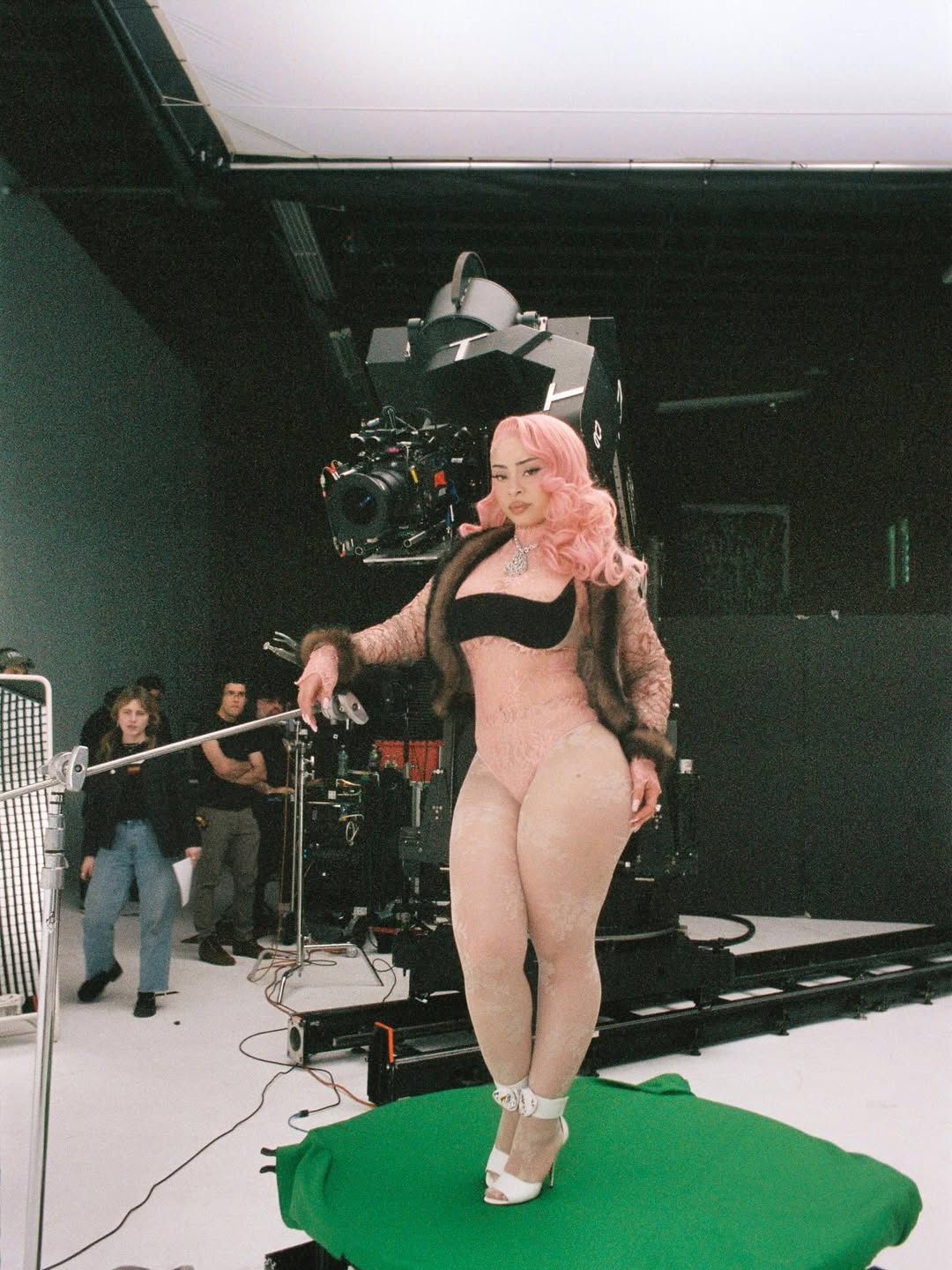 นักร้องดัง โดนแฟนคลับบุกตบ กลางร้านแม็คโดนัล-6