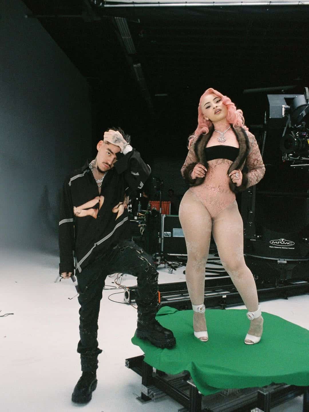 นักร้องดัง โดนแฟนคลับบุกตบ กลางร้านแม็คโดนัล-7