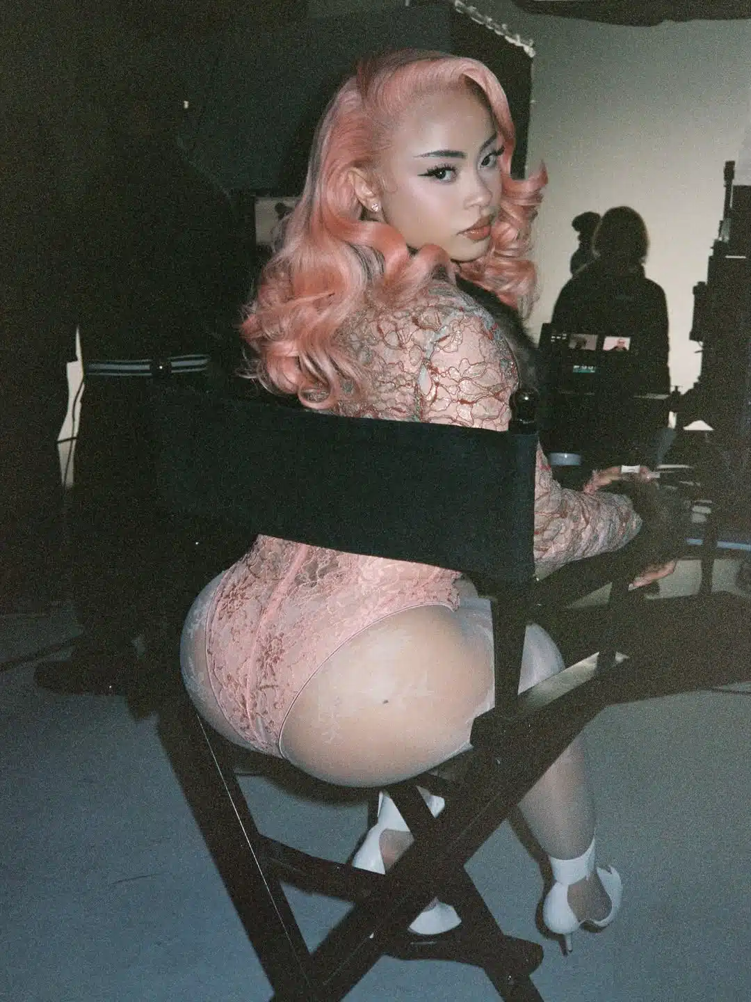 นักร้องดัง โดนแฟนคลับบุกตบ กลางร้านแม็คโดนัล-8