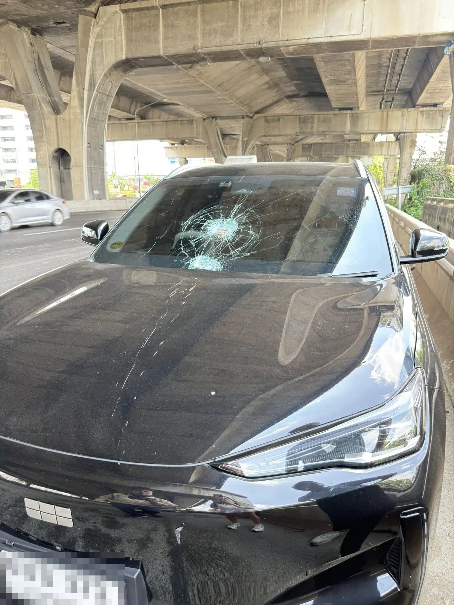 นาทีระทึก! สาวเตือนภัย เหล็กปลิวใส่รถ ทำกระจกแตก หวิดเกิดเหตุใหญ่-1