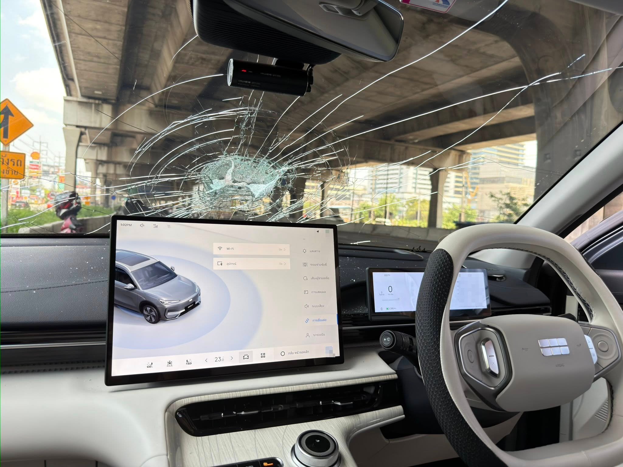 นาทีระทึก! สาวเตือนภัย เหล็กปลิวใส่รถ ทำกระจกแตก หวิดเกิดเหตุใหญ่-2