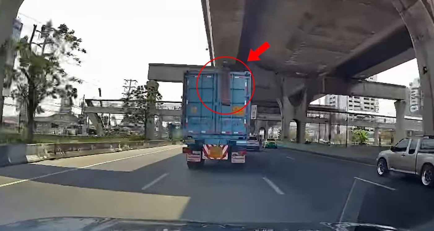 นาทีระทึก! สาวเตือนภัย เหล็กปลิวใส่รถ ทำกระจกแตก หวิดเกิดเหตุใหญ่-3