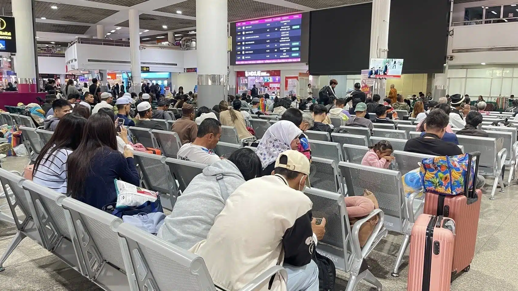 ประชาชนเดินทางด้วยรถโดยสาร บขส.