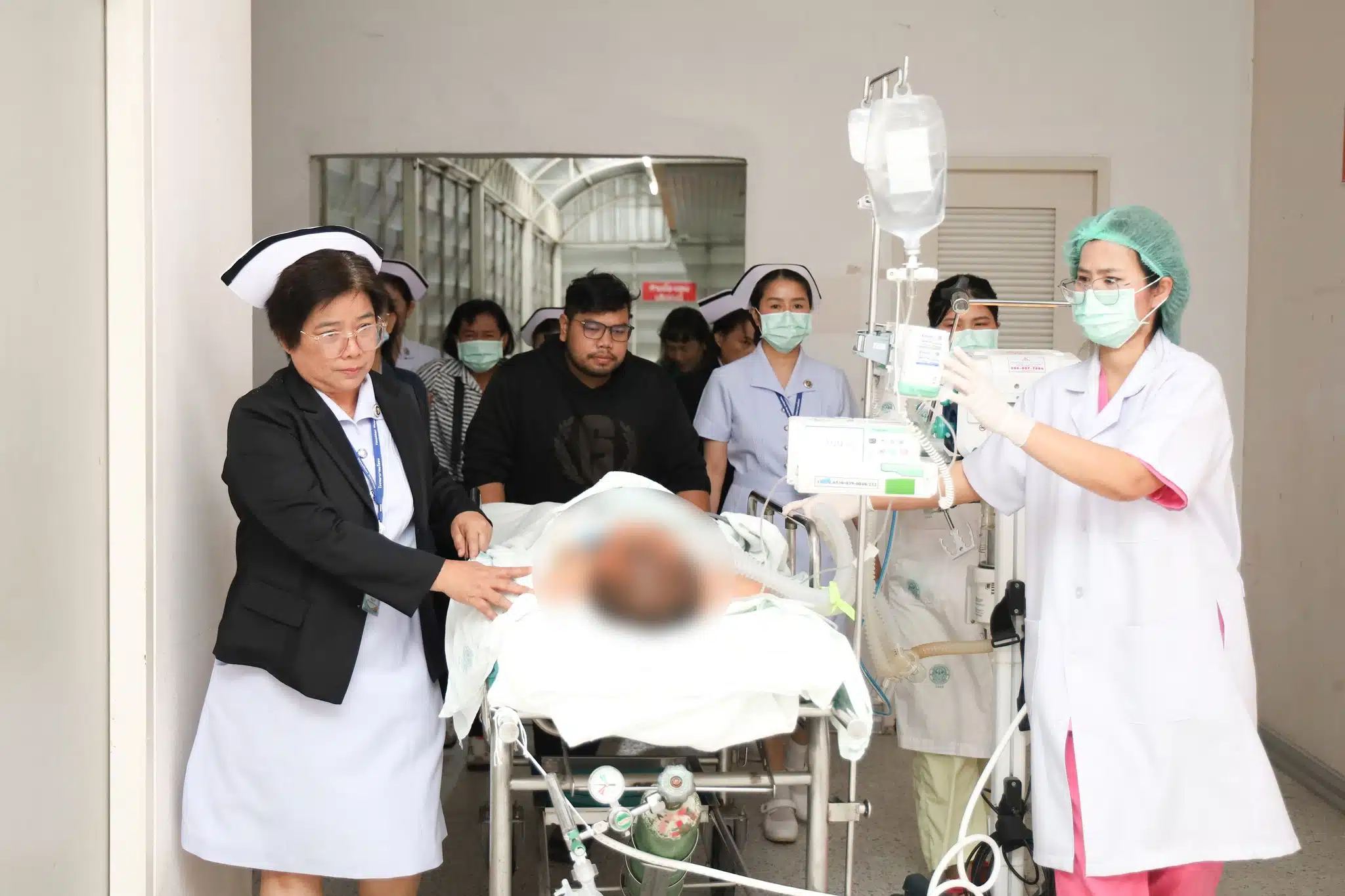 ทีมแพทย์กำลังนำผู้เสียชีวิตเข้ารับการผ่าตัด