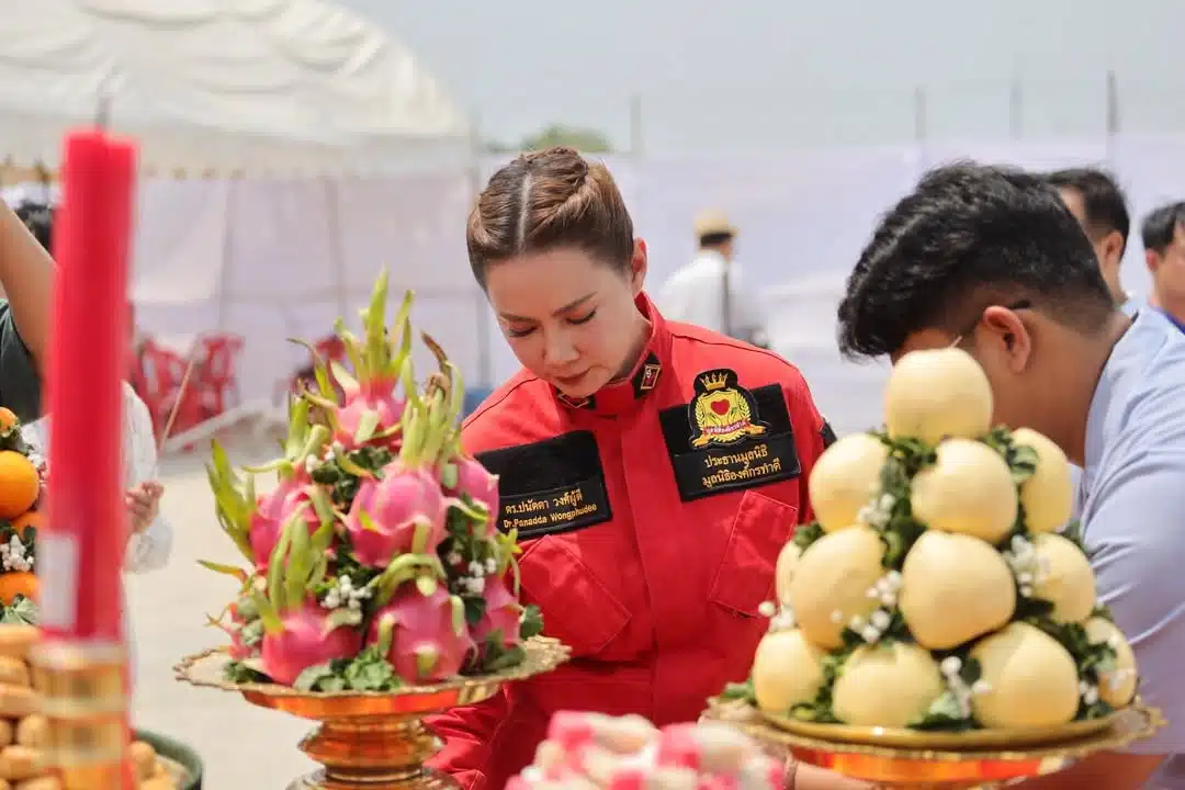 บุ๋ม ปนัดดา แจกเลขธูป-หางประทัด พิธีบวงสรวง-เททองหล่อ องค์เทพ-4