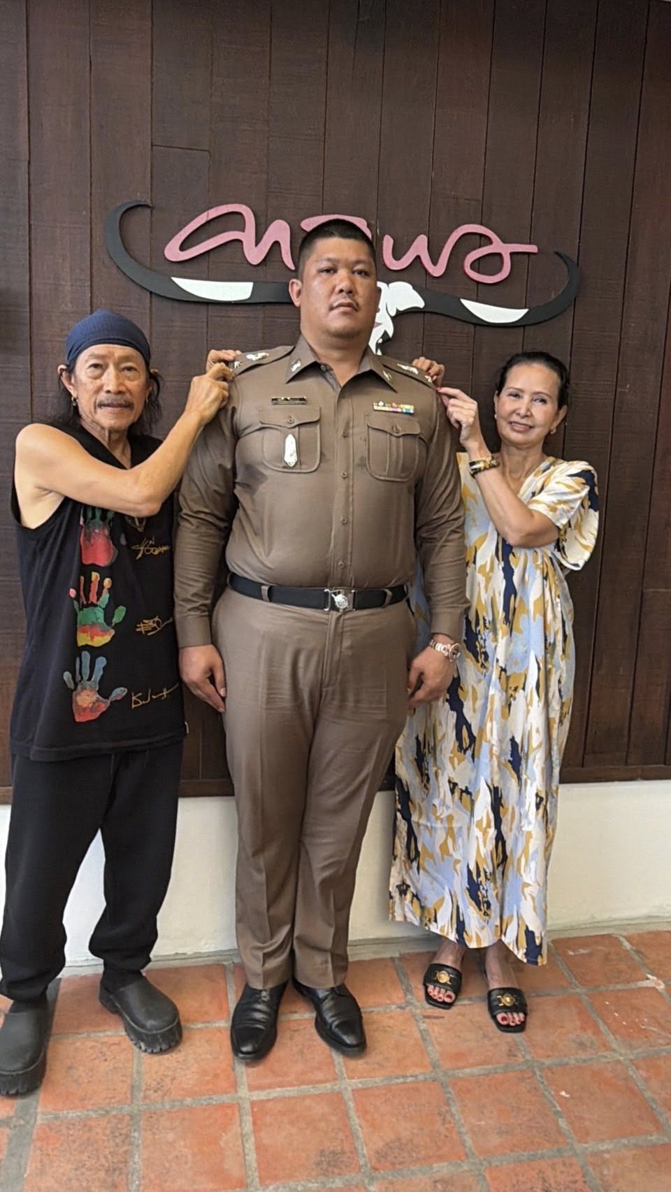 ประวัติ โซโล วรมัน ลูกชาย แอ๊ด คาราบาว กับเส้นทางชีวิตก่อนติดยศ ว่าที่ พ.ต.ท.-1