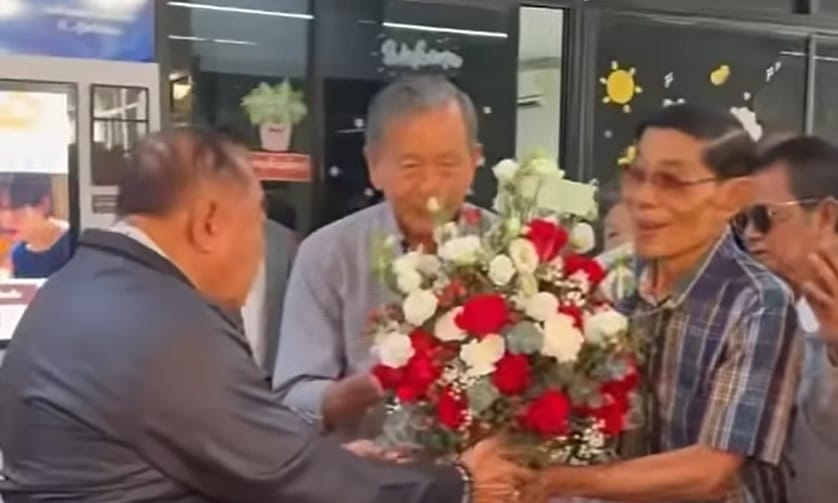 พล.อ.ประวิตร วงษ์สุวรรณ เปิดบ้านป่ารอยต่อ 5 จังหวัดรับรดน้ำสงกรานต์