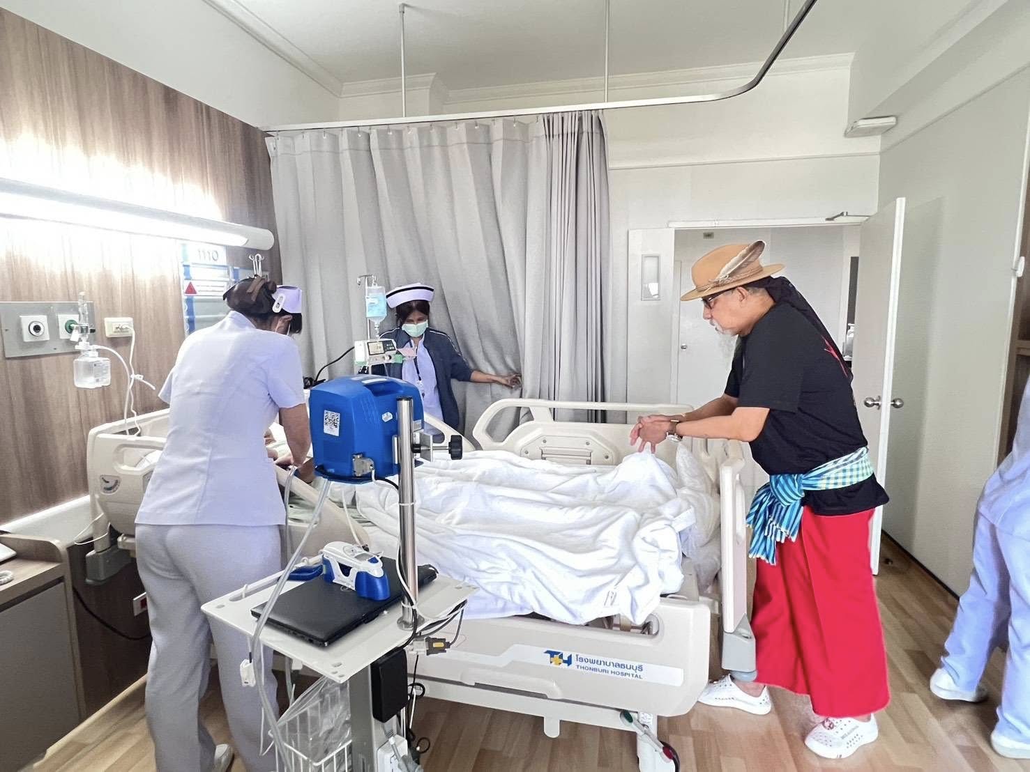 ผู้กำกับดัง ล้มป่วยหลายโรครุมเร้า แอดมิตรพ.ด่วน ถั่วแระ รุดเยี่ยมให้กำลังใจถึงเตียง-2