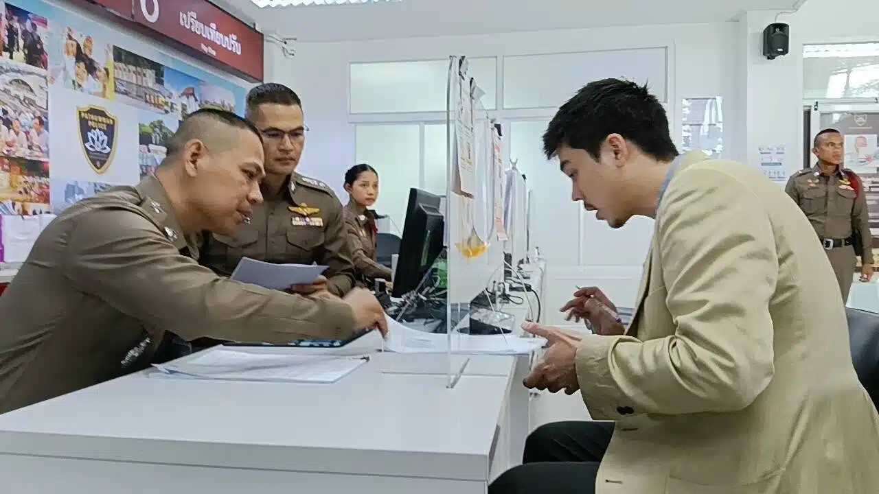 พีช พชร นักแสดงชื่อดังเดินทางมาแจ้งความที่ สน.ปทุมวัน